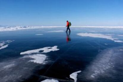 Travesía a pie sobre la superficie helada del lago Baikal, en Siberia (Rusia).