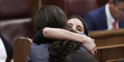 Irene Montero abraza a Pablo Iglesias, tras intervenir en el Congreso el martes.