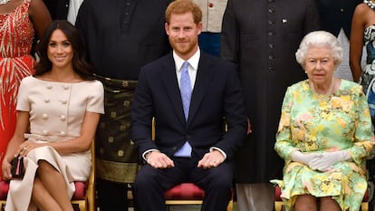 Los duques de Sussex junto a la reina Isabel II, durante un acto en 2018.