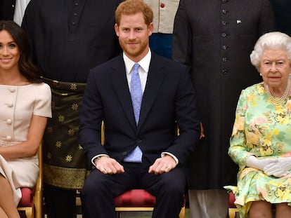 Los duques de Sussex junto a la reina Isabel II, durante un acto en 2018.