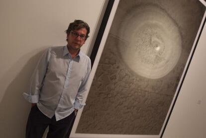 Thomas Ruff, ayer junto a una de sus fotografías en el Centro de Arte Contemporáneo de Málaga.