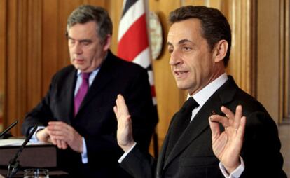 El presidente de Francia, Nicolas Sarkozy, junto al primer ministro británico, Gordon Brown, ofrece una rueda de prensa en la residencia oficial de Brown.