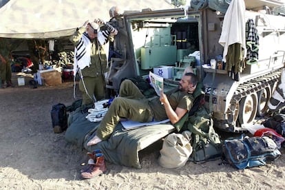 Soldados israelíes, cerca de la frontera sur de la franja de Gaza, durante las cinco horas de tregua