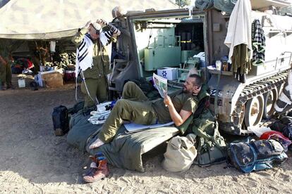 Soldados israelíes, cerca de la frontera sur de la franja de Gaza, durante las cinco horas de tregua