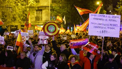Manifestantes concentrados contra la amnistía frente a la sede del PSOE en la calle de Ferraz de Madrid, este jueves.
