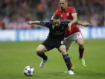 Carvajal protege el bal&oacute;n ante Ribery en el partido contra el Bayern en el Allianz. 