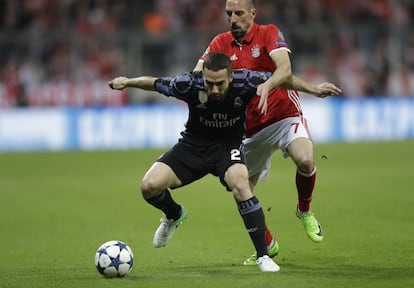 Carvajal protege el bal&oacute;n ante Ribery en el partido contra el Bayern en el Allianz. 