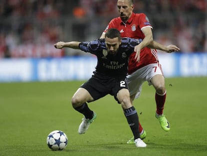 Carvajal protege el bal&oacute;n ante Ribery en el partido contra el Bayern en el Allianz. 