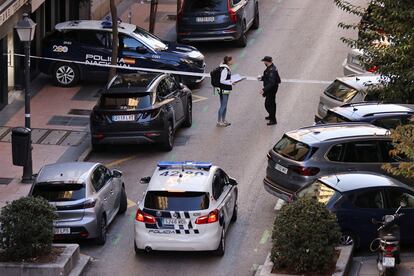 La policía rastrea la calle Núñez de Balboa donde el jueves intentaron matar al político Alejo Vidal-Quadras con un disparo en la cara.