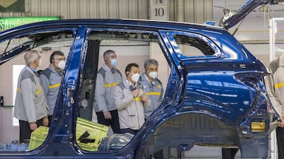 El consejero delegado del grupo Renault, Luca de Meo, y el presidente de Renault España y vicepresidente de Fabricación y Logística del consorcio francés, José Vicente de los Mozos, visitan la planta de la compañía en Palencia.