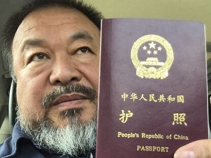Ai Weiwei muestra su pasaporte, que el Gobierno chino le retir&oacute; en 2011 y que recuper&oacute; en julio de este a&ntilde;o.