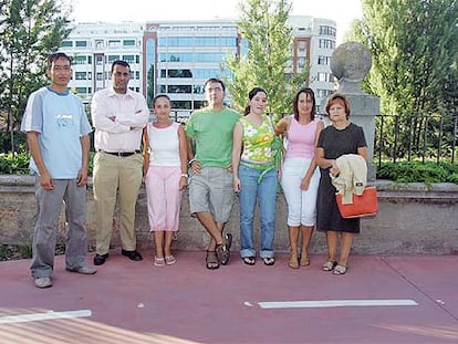 De izquierda a derecha, familiares de Ethmane Ould, Benjamín Santamaría, Manuel Rey, Rodrigo Pérez y Benjamín Tejido, en el carril bus que construían antes de la tragedia.