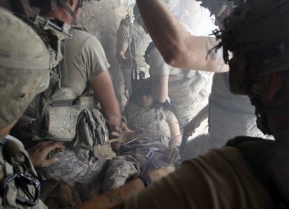 Un soldado estadounidense herido por disparos de francotiradores, es evacuado por sus compañeros en el pueblo de Bargematal (Afganistán), el 25 de agosto de 2009.