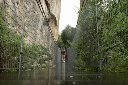 Una de las pasarelas que ascienden al castillo de Zuheros, en Córdoba.