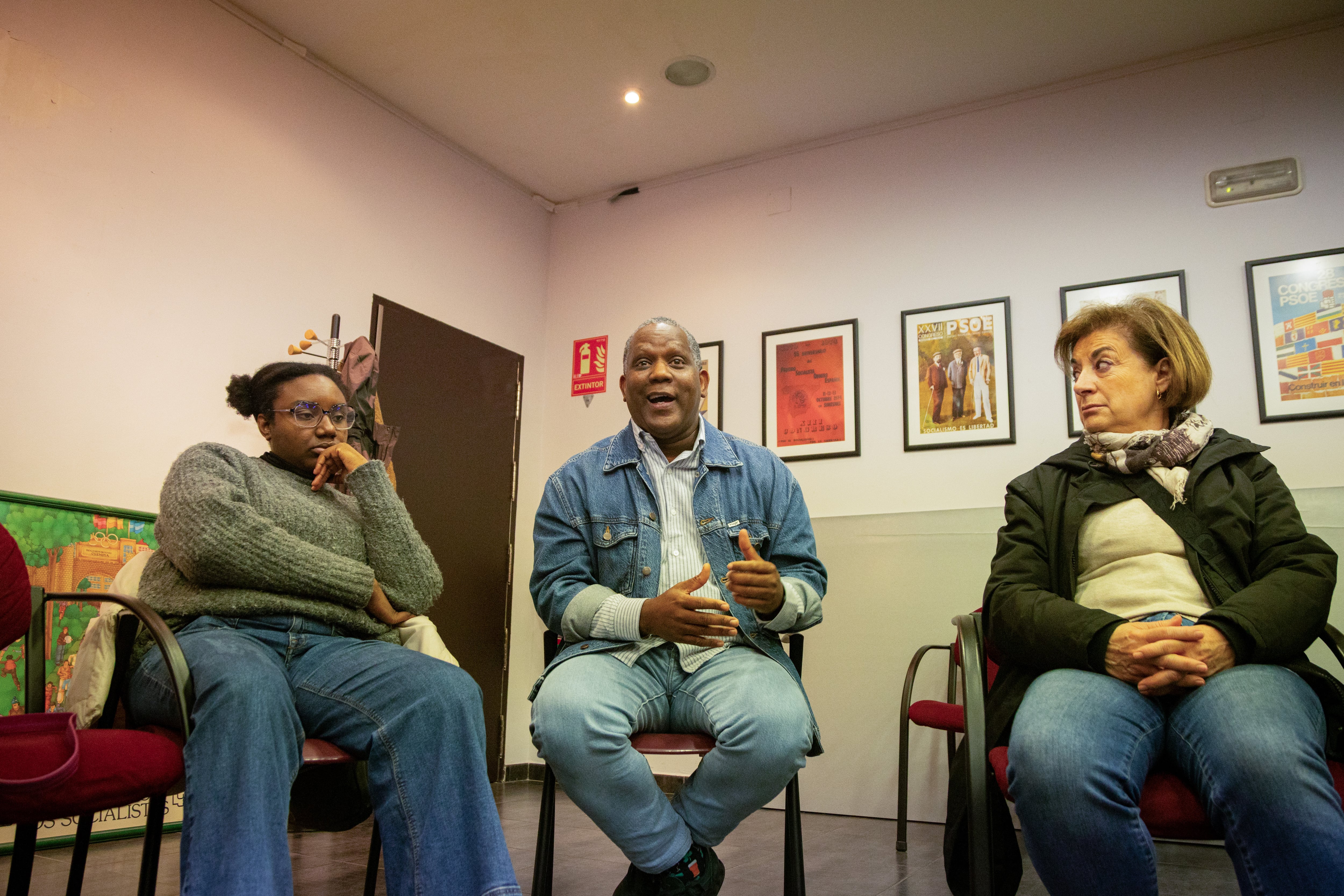 Wooby Jacques interviene en la conversación entre militantes socialistas en la agrupación de Madrid Centro.  