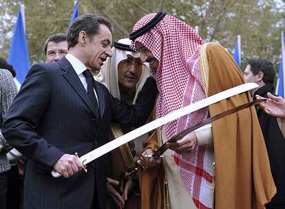 Nicolas Sarkozy habla con el príncipe saudí Salman Bin Abdelaziz ayer en Riad durante una ceremonia.