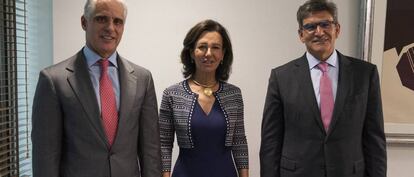 Ana Botín, acompañada de Andrea Orcel y José Antonio Álvarez