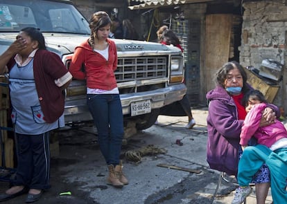 Personas afectadas por la explosión del camión cisterna en los alrededores de México DF, esperan poder entrar a recoger sus pertenencias tras la explosión que ha afectado a sus viviendas.