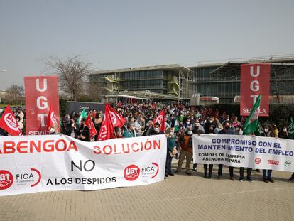 Cientos de trabajadores de Abengoa y delegados sindicales, en la concentración de este martes en la sede de la empresa en Sevilla.