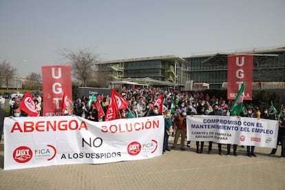 Cientos de trabajadores de Abengoa y delegados sindicales, en la concentración de este martes en la sede de la empresa en Sevilla.
