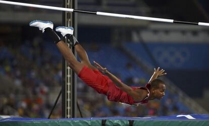 El catarí Mutaz Essa Barshim compite en la prueba de salto de altura. 