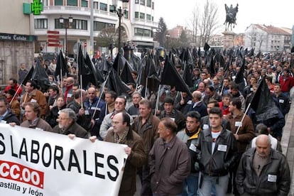 Más de un millar de trabajadores se manifestaron ayer en Burgos en recuerdo de los fallecidos en el accidente.