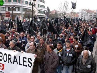 Más de un millar de trabajadores se manifestaron ayer en Burgos en recuerdo de los fallecidos en el accidente.