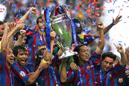 Los jugadores del Barcelona celebran el ttulo con la Copa en las manos.