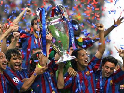 Los jugadores del Barcelona celebran el título con la Copa en las manos.