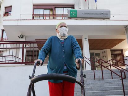Una anciana sale de una residencia sevillana durante el segundo día en que se les permitió salir a pasear, en febrero.