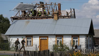 Casa dañada por un fragmento de un supuesto dron ruso, en el municipio de Wyryki, Polonia.