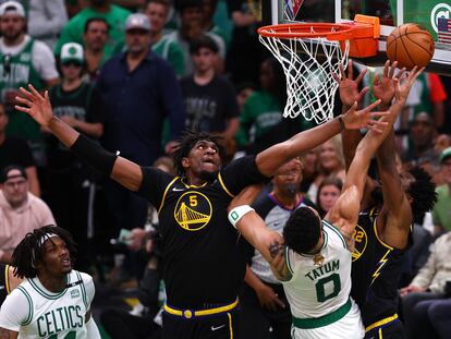 Kevon Looney defiende la canasta de los Warriors durante la victoria ante Boston en el cuarto partido.