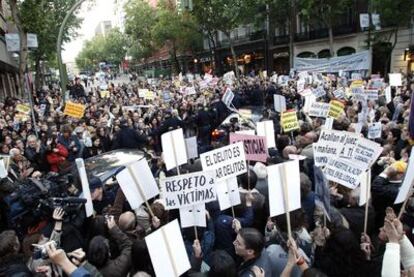 Cientos de personas cortan la calle de Génova en una manifestación de apoyo al juez Garzón.