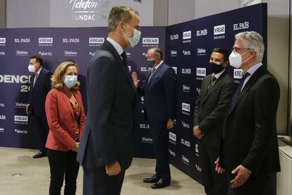 El rey Felipe VI y la vicepresidenta tercera, Nadia Calviño, saludan a Alejandro Martínez Peón, consejero delegado de PRISA Noticias, y Javier Moreno, director de EL PAÍS.