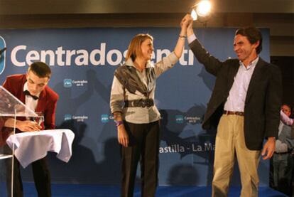 El expresidente José María Aznar levanta el brazo de la candidata del PP a la presidencia de Castilla-La Mancha, Dolores de Cospedal.