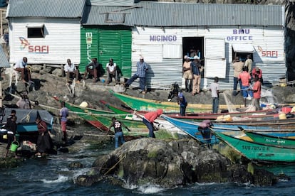 Varios pescadores en la costa de Migingo.