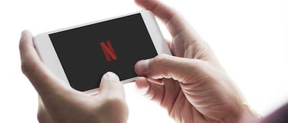 Móvil con logo de la plataforma Netflix