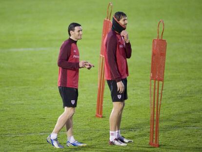 Aduriz, a la izquierda, junto a Llorente en un entrenamiento.