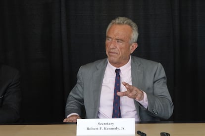 El secretario de Salud de EE UU, Robert F. Kennedy Jr., asiste a una rueda de prensa, el martes 5 de agosto de 2025, en Anchorage, Alaska.