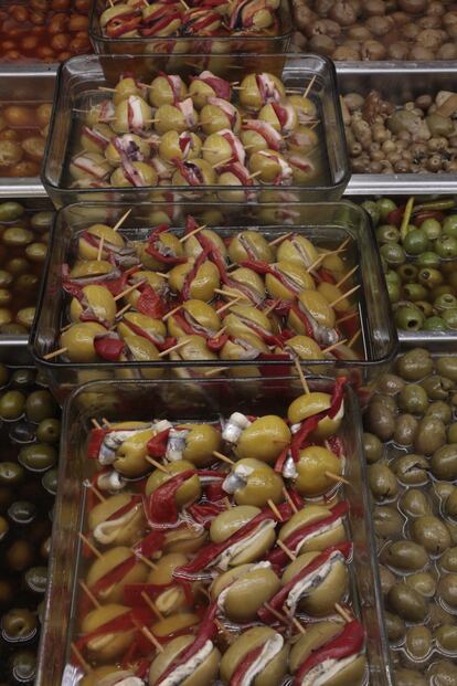 Las Bombas del puesto 28 del Mercado Villa de Vallecas son aceitunas de variedad Gordal rellenas.