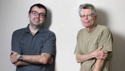 Stephen King con su hijo Owen (izquierda).