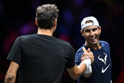 Nadal (a la derecha) y Federer, durante el entrenamiento de este jueves en Londres.