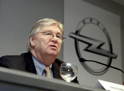 Nick Reilly, durante la rueda de prensa tras su visita ayer a la factoría de Opel en Figueruelas (Zaragoza).