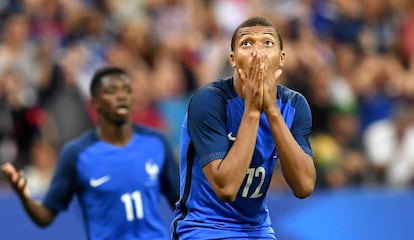 Mbapp&eacute; se lamenta en el Francia-Inglaterra del 13 de junio.