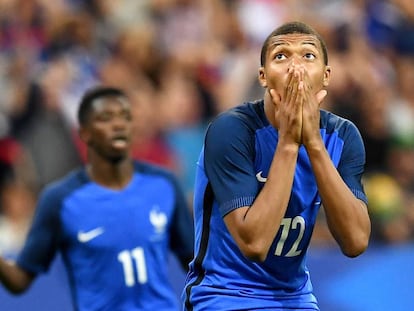 Mbappé se lamenta en el Francia-Inglaterra del 13 de junio.