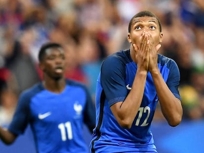 Mbapp&eacute; se lamenta en el Francia-Inglaterra del 13 de junio.