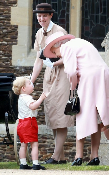 La reina Isabel atiende a su bisnieto en presencia de la niñera española del príncipe Jorge, María Teresa Turrión.