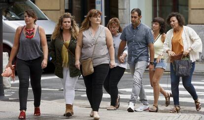 La madre del menor fallecido (tercera por la izquierda) asiste a una de las sesiones del juicio en San Sebastián.