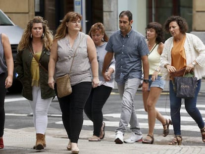 La madre del menor fallecido (tercera por la izquierda) asiste a una de las sesiones del juicio en San Sebastián.