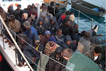 Una patrullera del servicio marítimo de la Guardia Civil, con un grupo de inmigrantes tras haber sido interceptadas dos pateras.